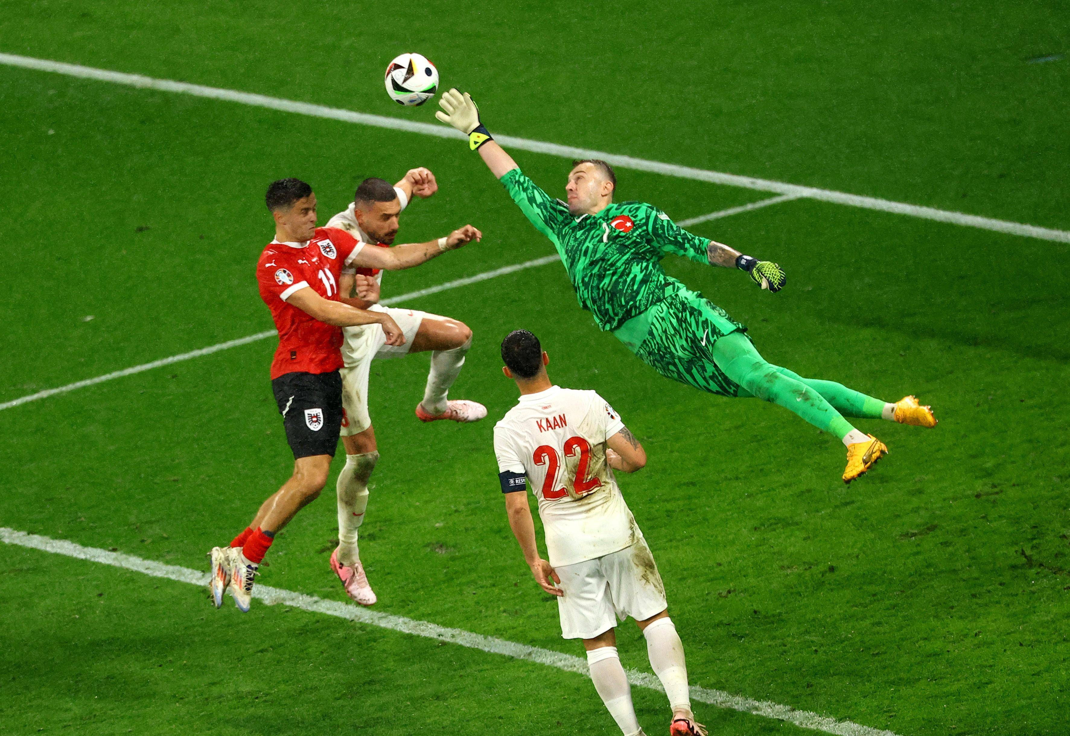 开云下载-关于欧洲国家赛场激烈进行，球队斗志昂扬的信息