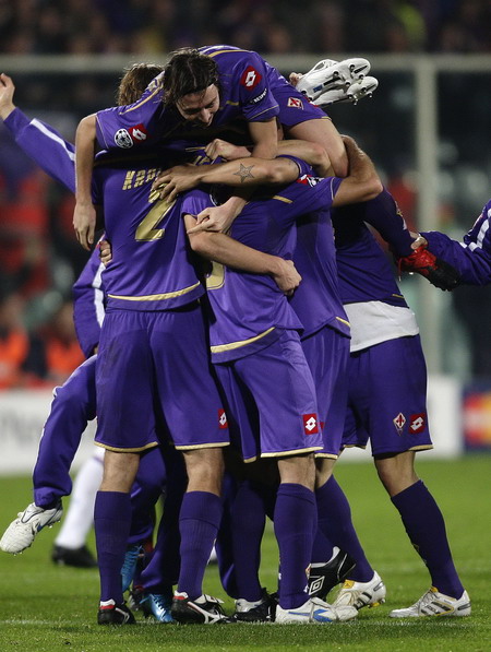 开云体育中国-关于精心布局！球员们在场上紧张角逐争取进球的信息