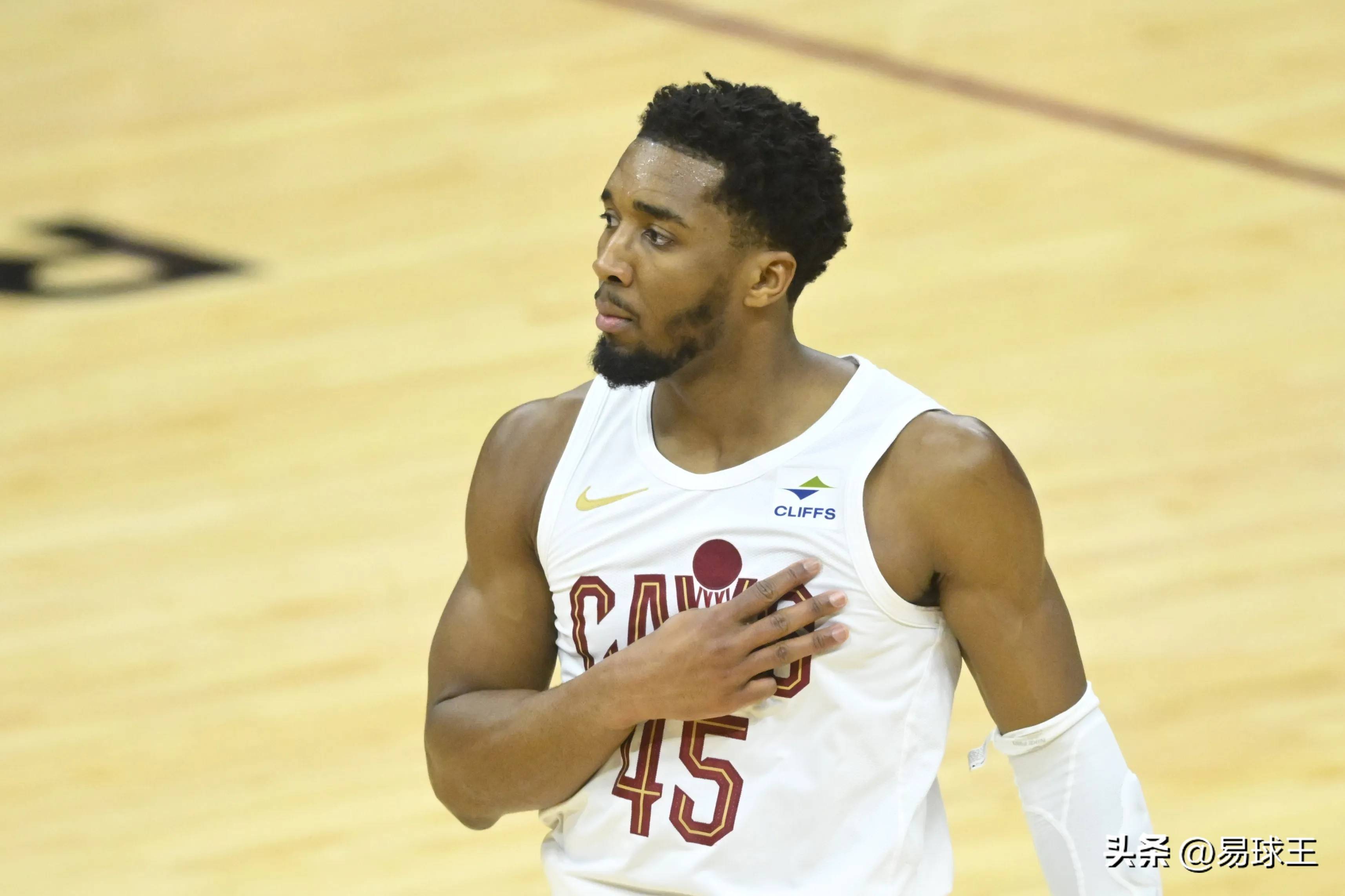 开云官网-热火击败凯尔特人，球队整体实力逐步提升