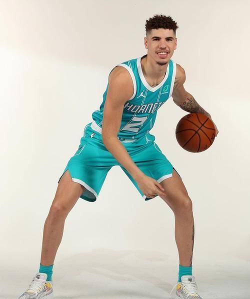 篮球巨星转战欧洲职业联赛，挑战新高度