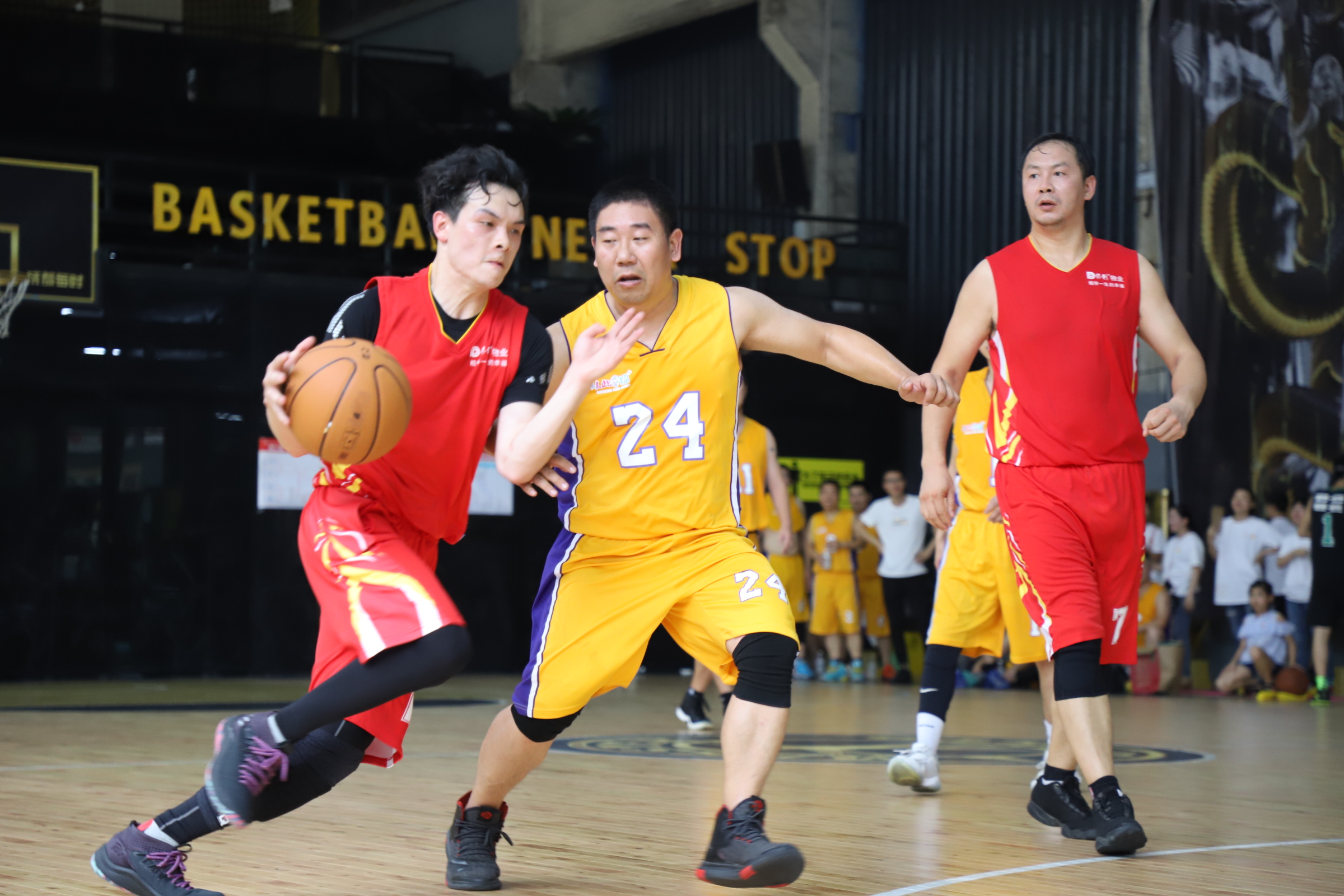 关于全球篮球明星齐聚一堂，助力球队力争佳绩的信息