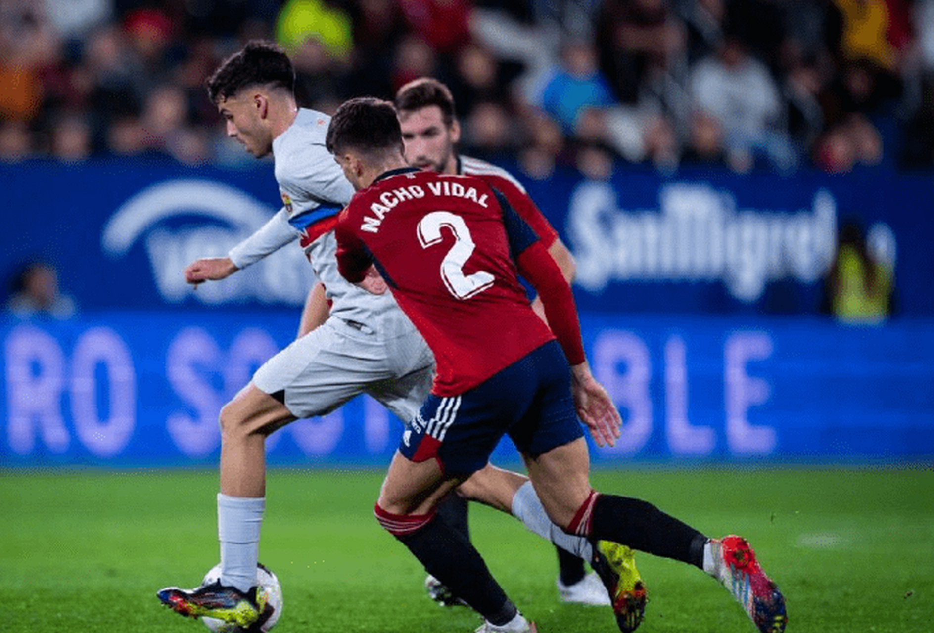 巴塞罗那客场逆转，继续保持领先优势