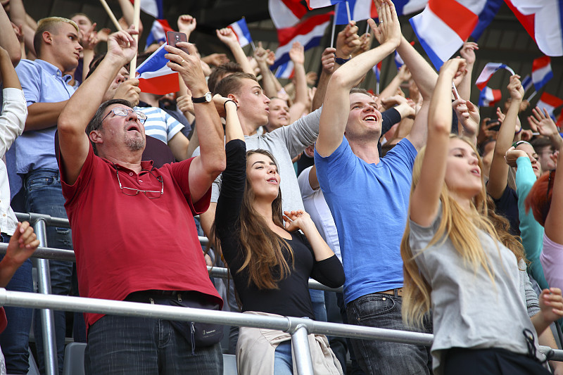 精彩瞬间总在比赛中，吸引万千球迷视线