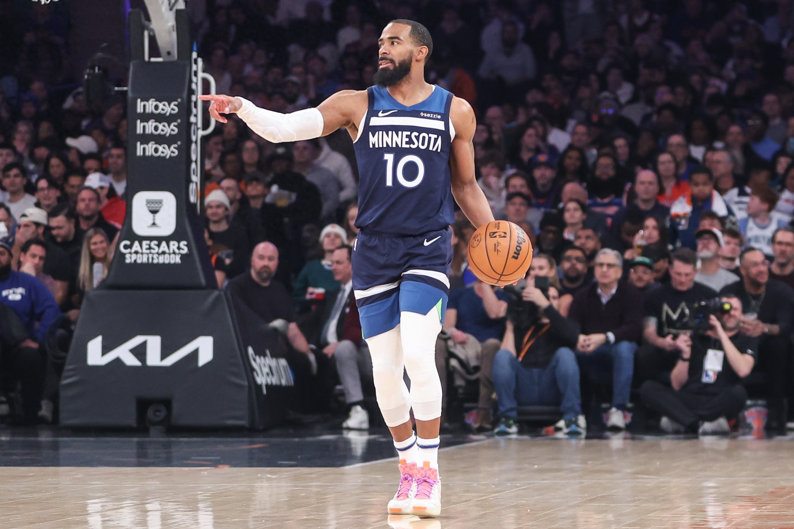 关于森林狼队突破魔术队防线主帅赞球员拼劲的信息