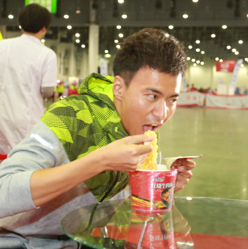 关于跑步选手报名参加篮球锦标赛，实力出众的信息