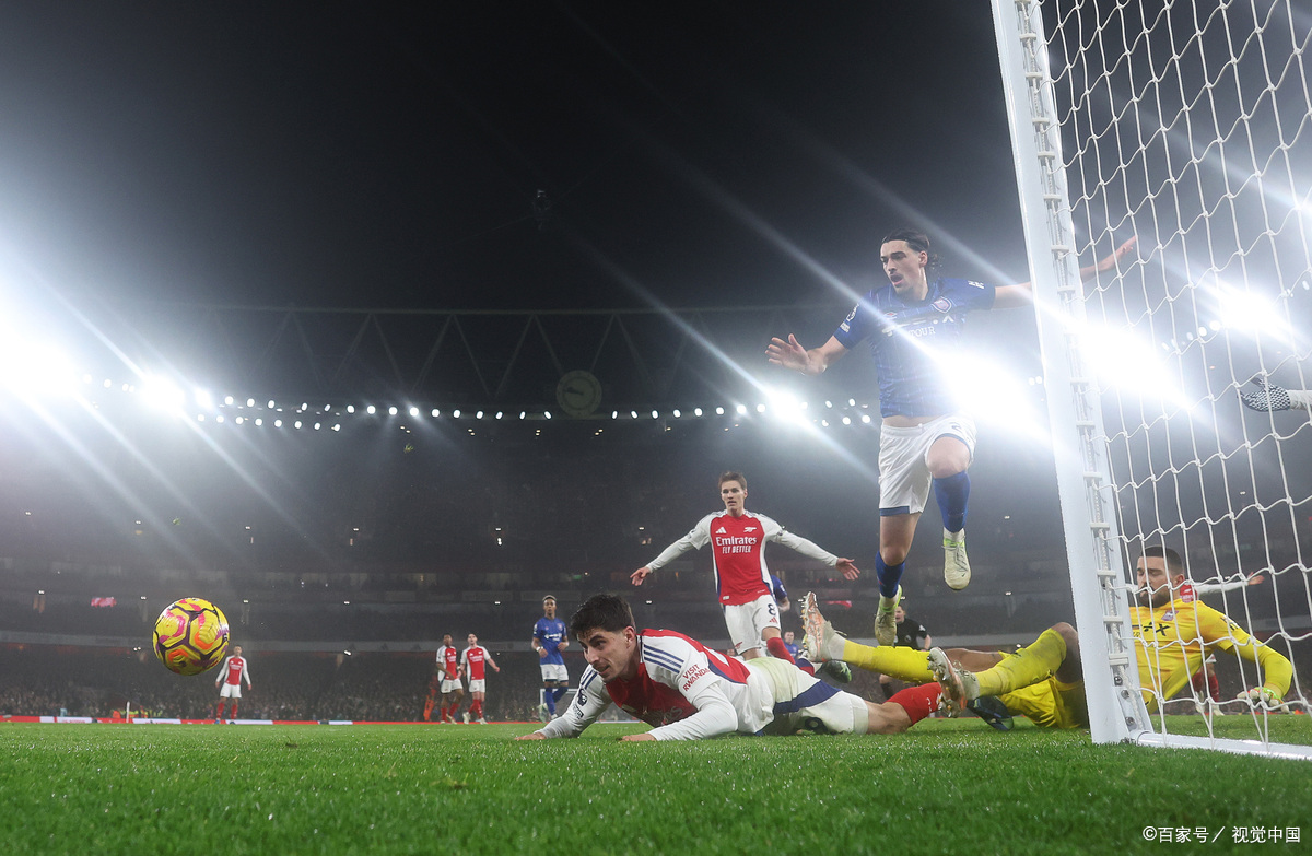 球队实力碰撞，足球比赛场上风云激荡的简单介绍