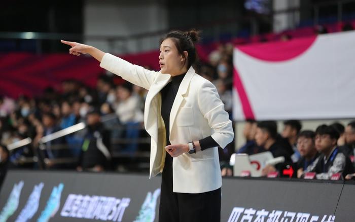 包含雄狼主帅宣布辞职，队员未来存疑的词条