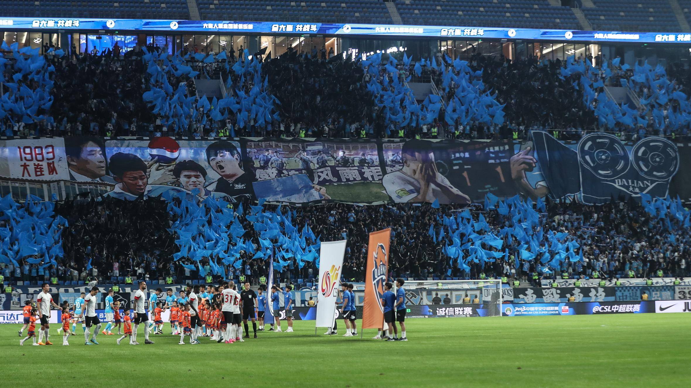 包含足球比赛现场气氛火爆炙热，球迷助威声成主旋律的词条