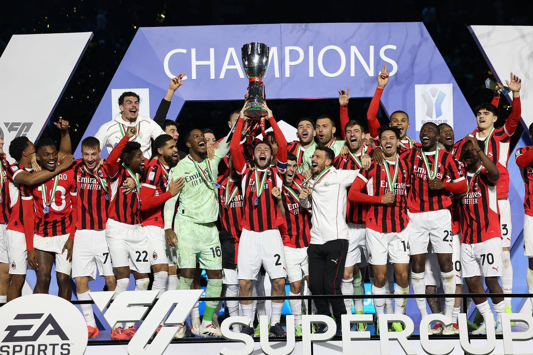 AC米兰客场赢球，继续领跑积分榜