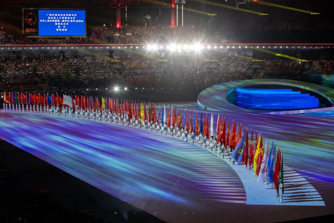 运动员们全力以赴，展现出色技术