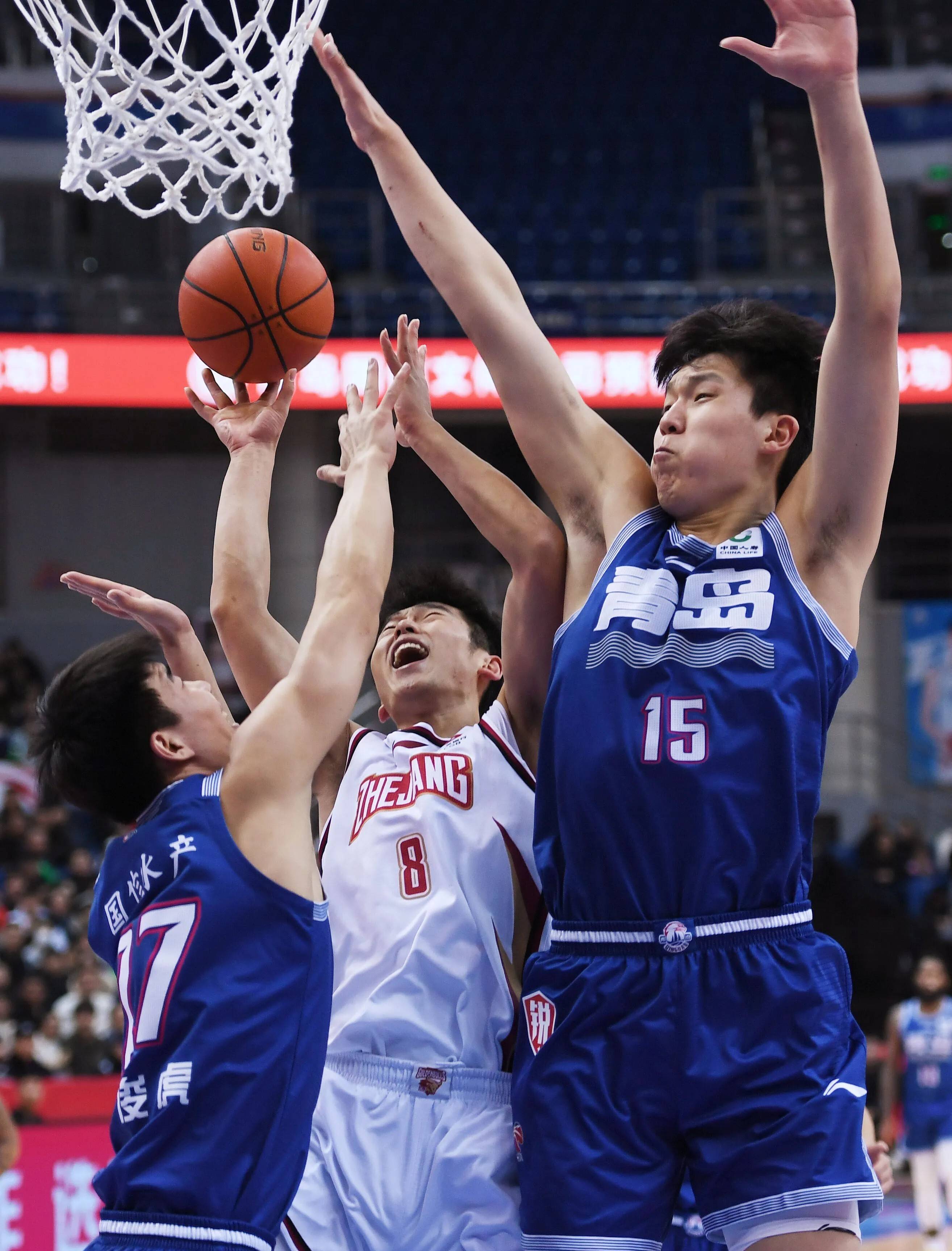 开云APP-两队角力搏杀，拼尽全力战图胜负