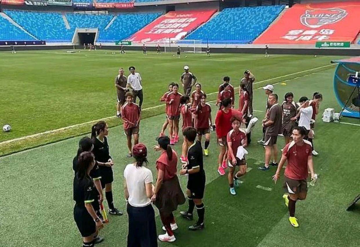 女足技艺精湛赢得观众喝彩