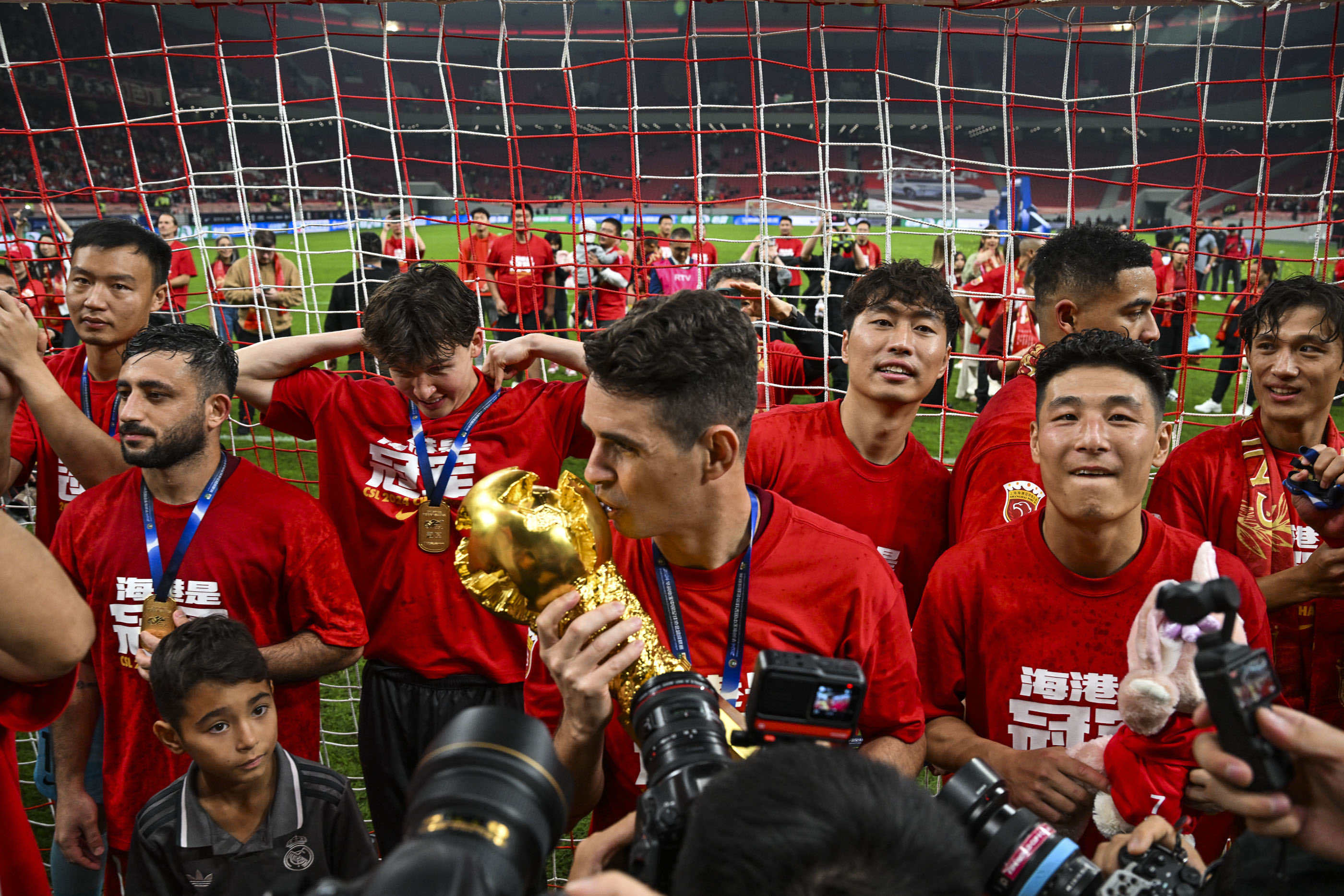 上港豪取主场胜利，继续领跑中超的简单介绍