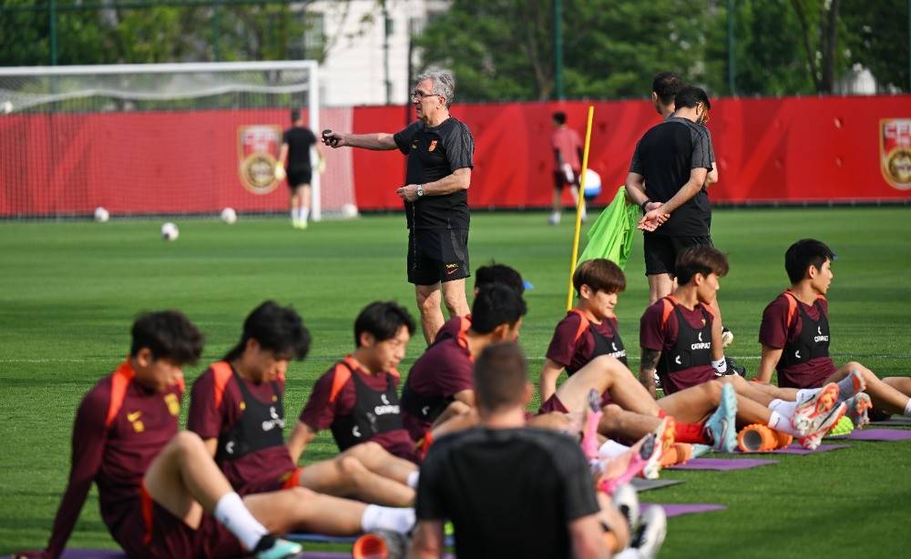 开云下载-世界足球冠军争夺战：球队集结备战大赛