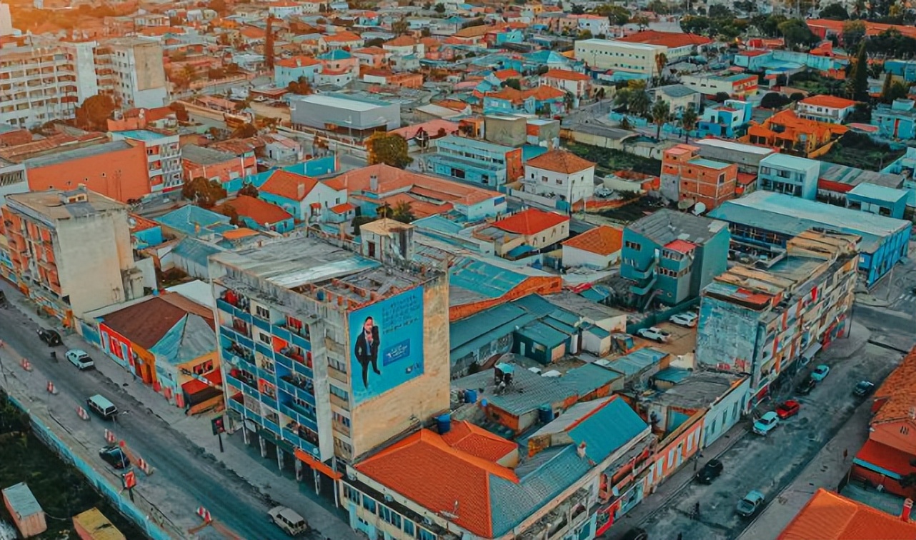 包含突尼斯新星崭露头角，夺魁颂名作的词条