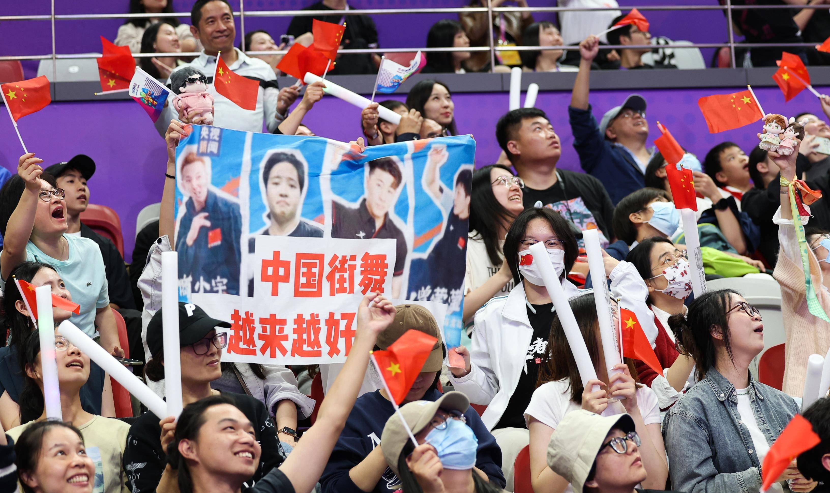 开云体育入口-观众们沸腾尖叫，为选手加油助威