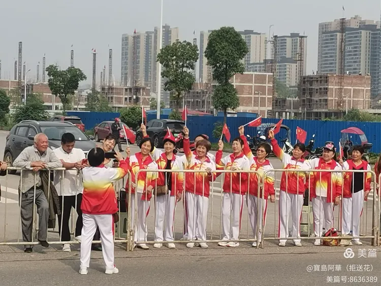 观众们沸腾尖叫，为选手加油助威