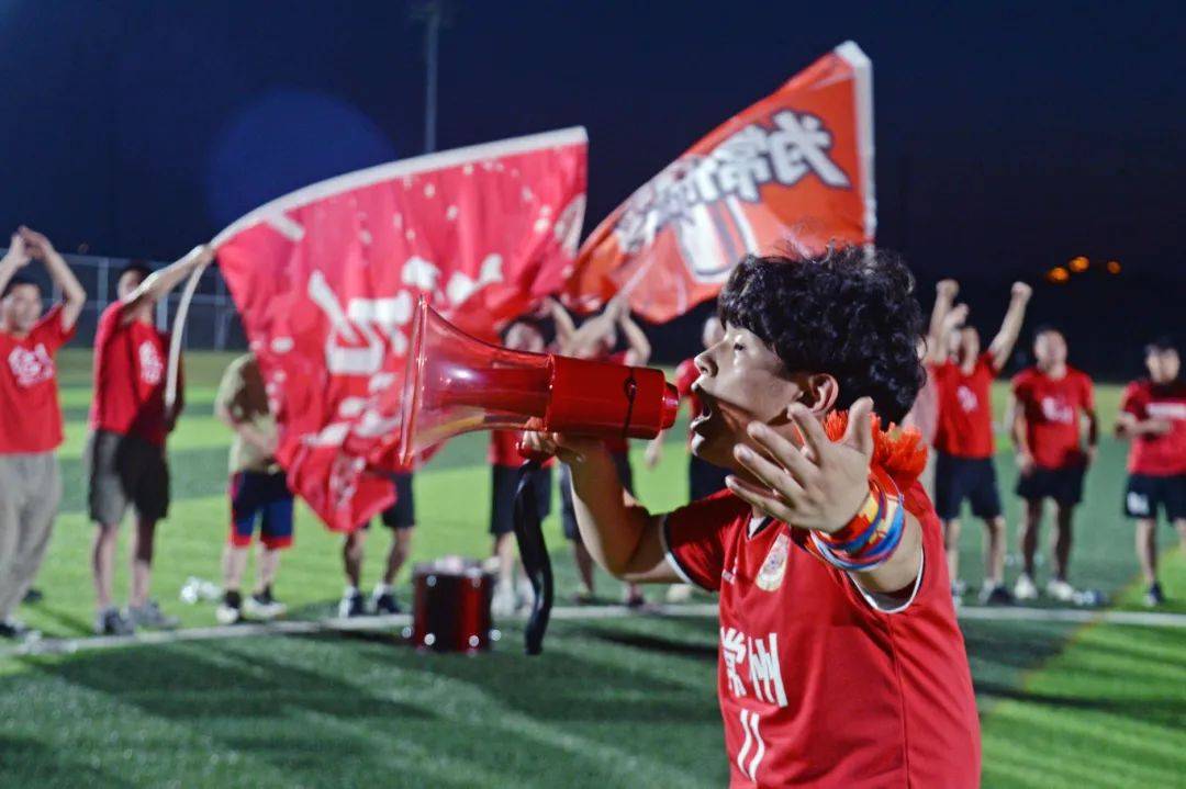 拼搏不止！双方球队在场上为了胜利而战斗