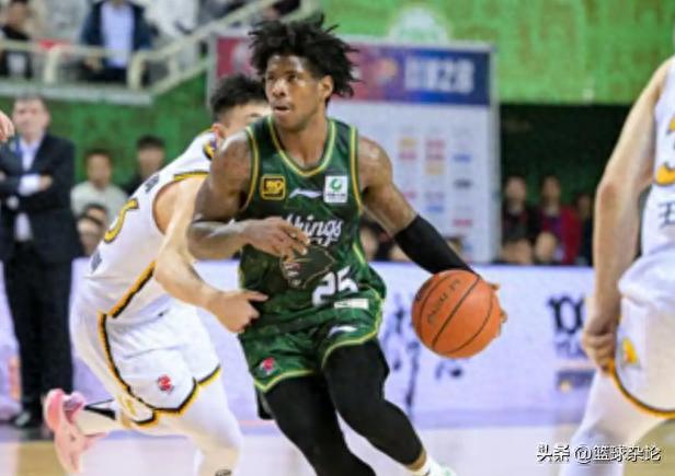 比赛紧张刺激，球员表现抢眼