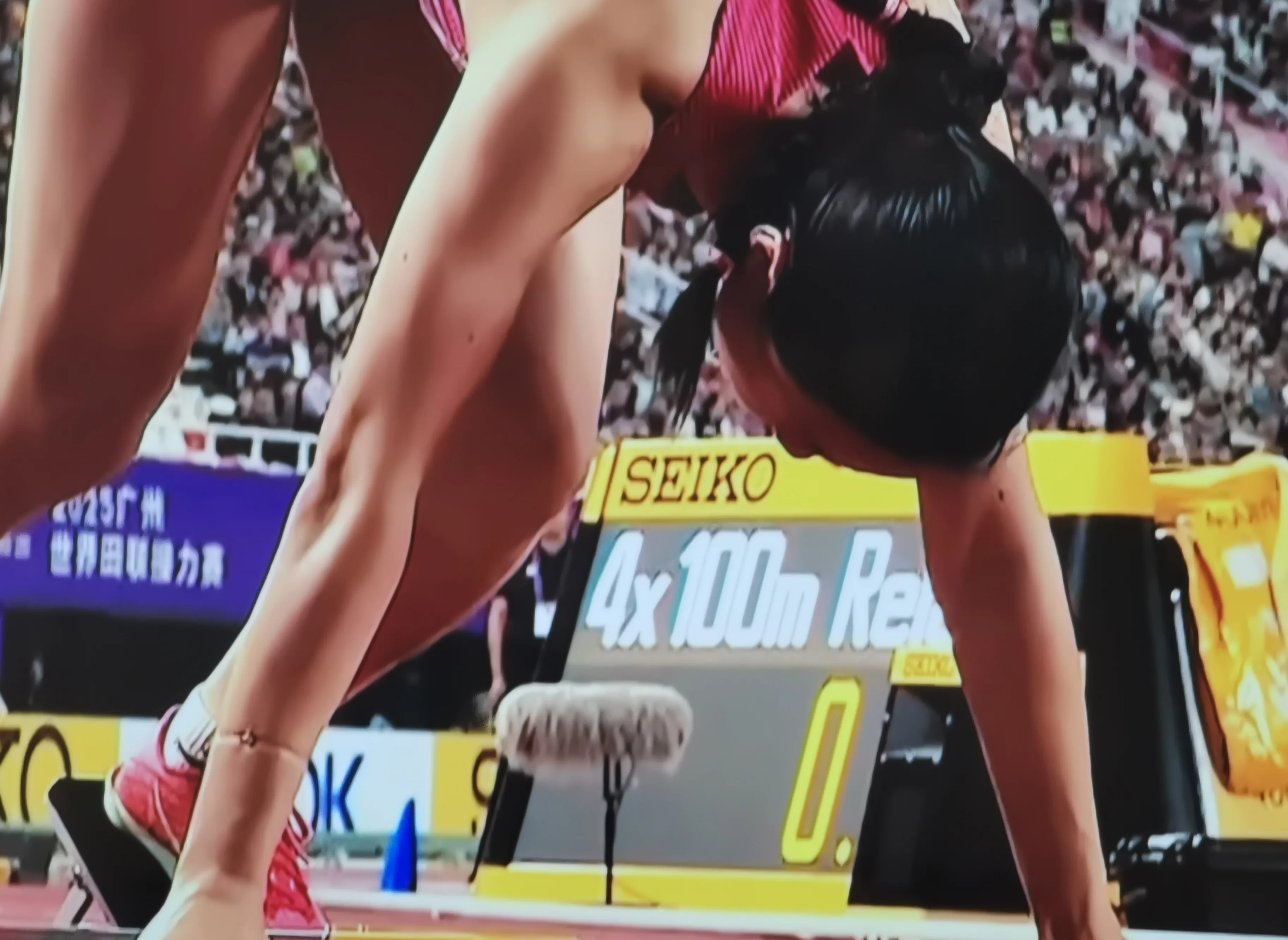 田径比赛女子长跑发生悬念，谁将胜出