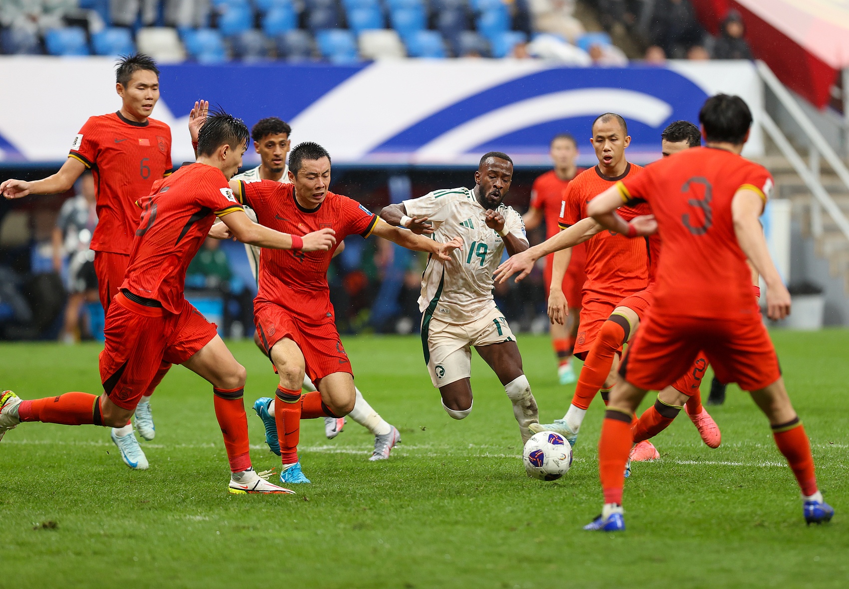 开云体育在线-实力碾压对手，国足高居积分榜首位