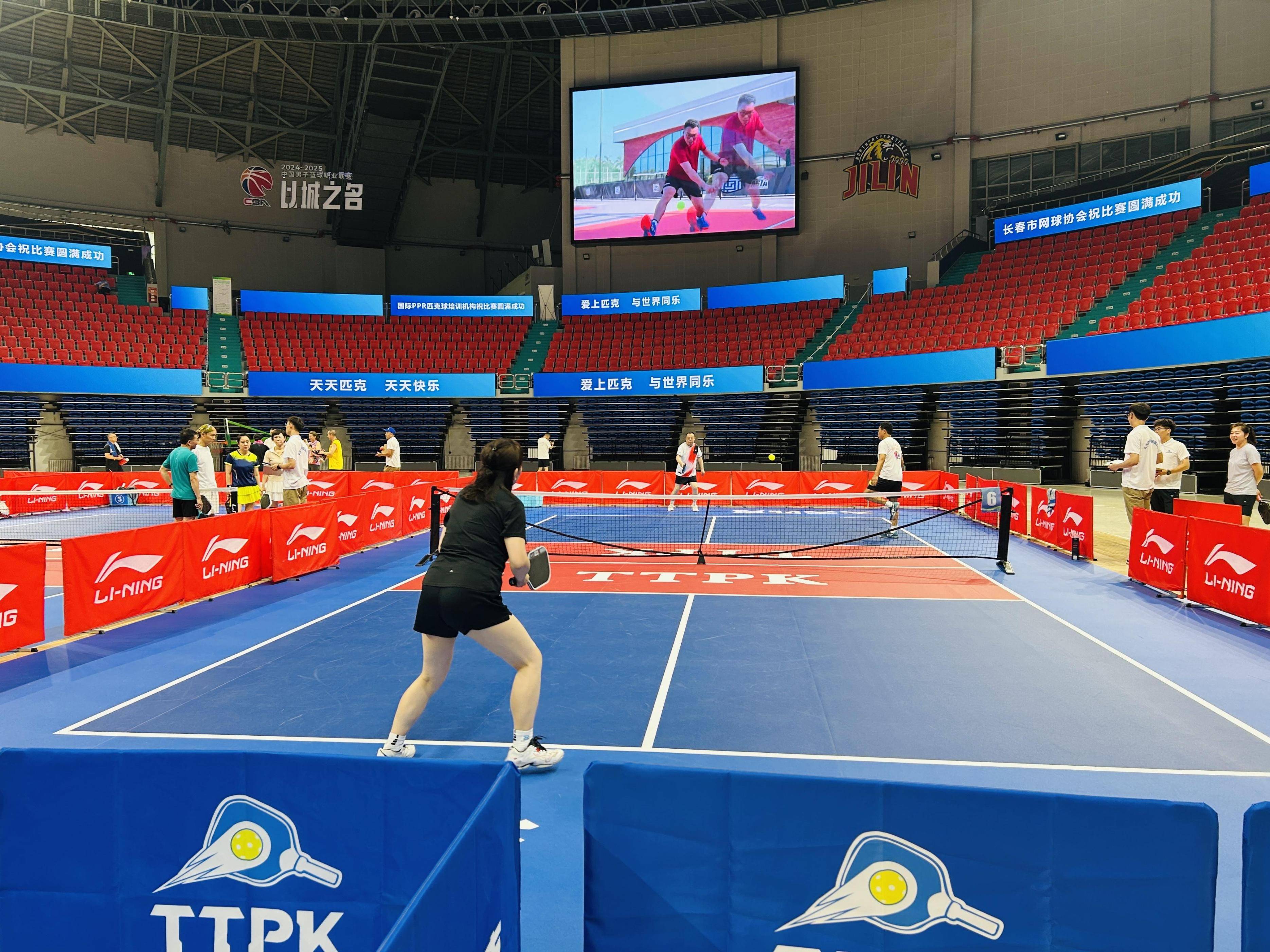 关于选手实力齐聚赛场，强强对话对决激烈的信息