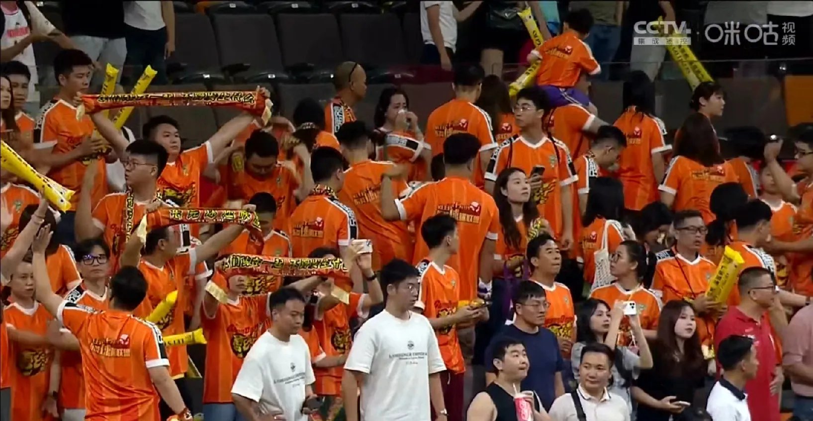 运动场上的激烈角逐让观众目不转睛