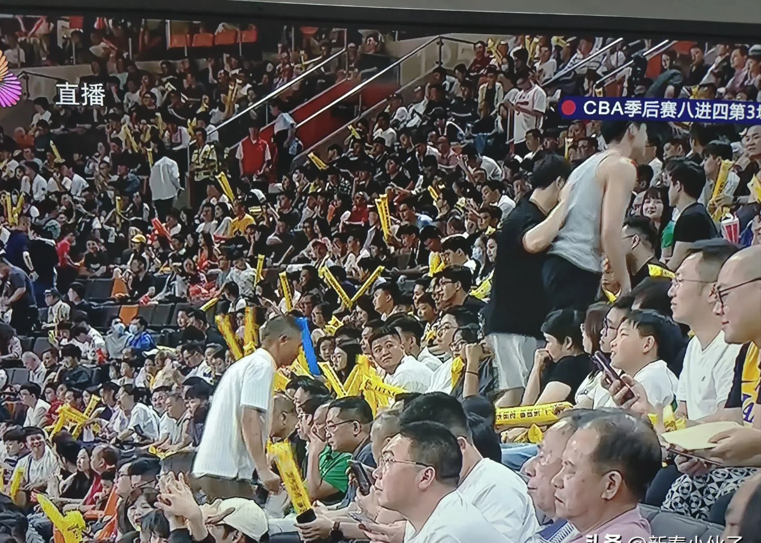 运动场上的激烈角逐让观众目不转睛