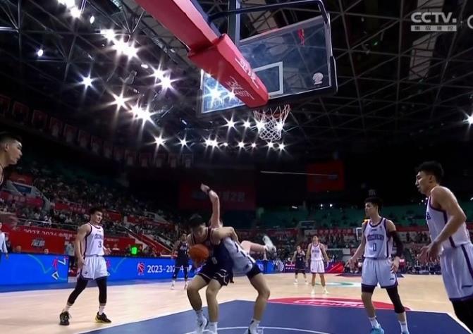 裁判吹响比赛的号角,双方战队展开激烈争夺!的简单介绍 裁判吹响比赛的号角,双方战队展开激烈争夺!的简单介绍