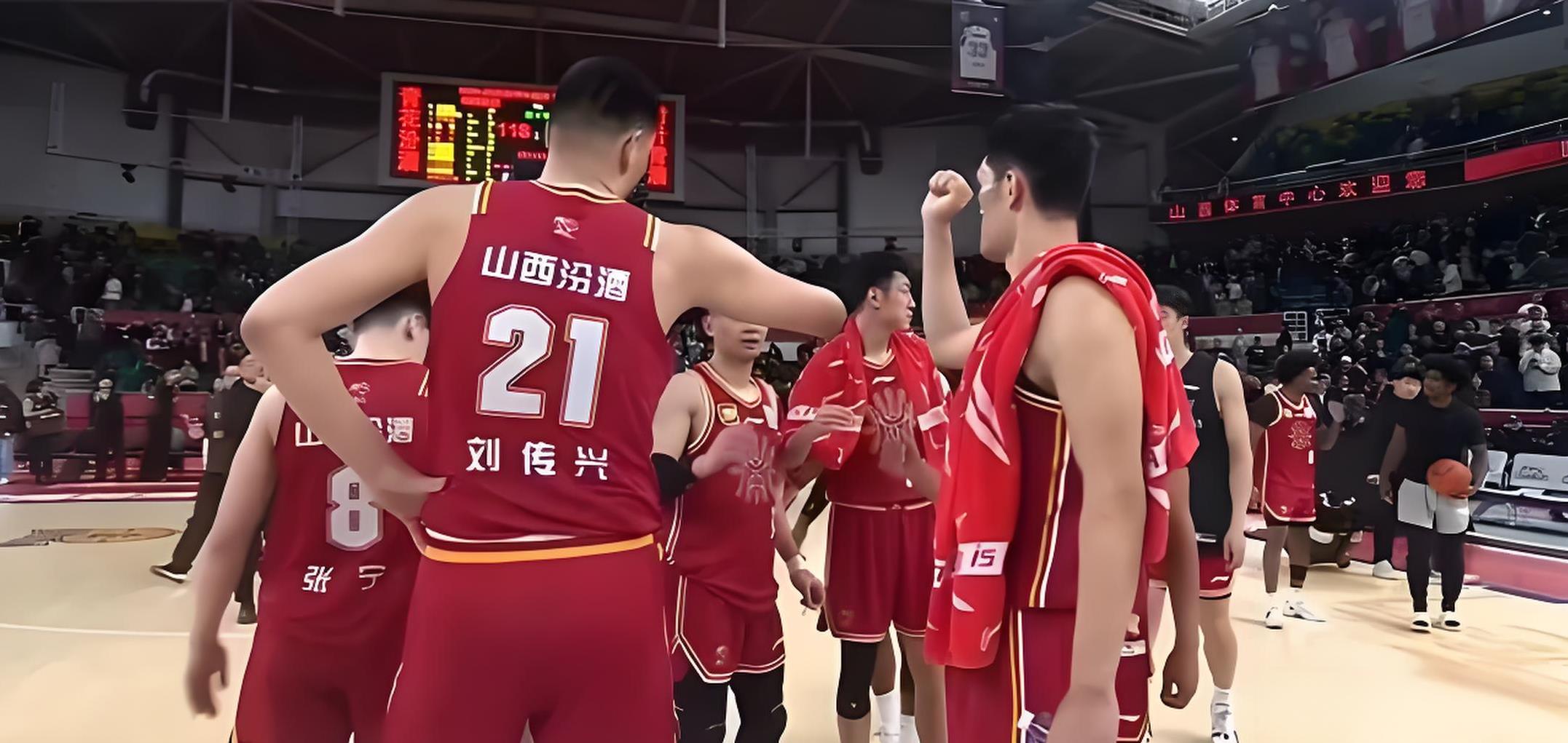 山西队在场上斩获胜利，表现抢眼