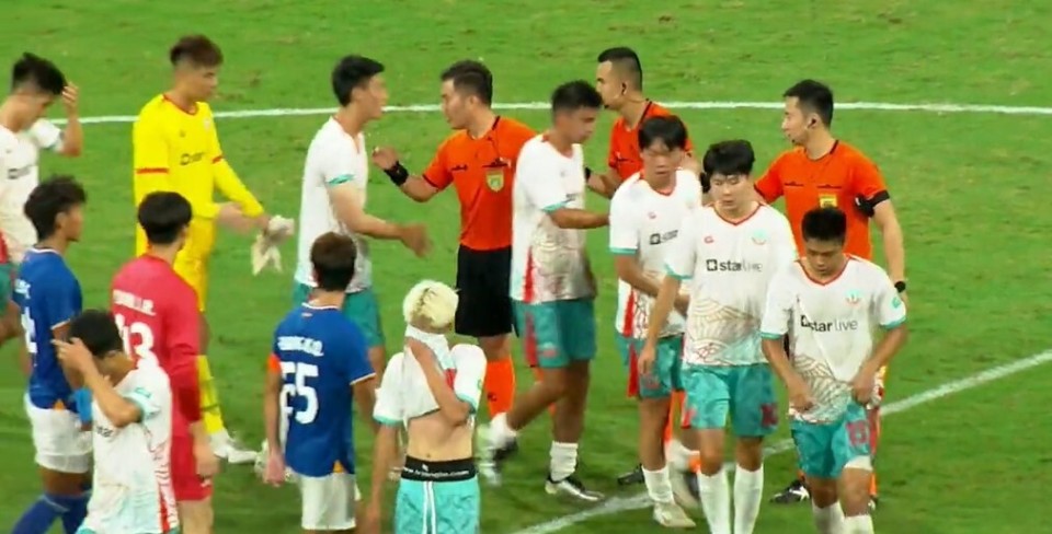 包含建业主教练王宝山庆祝胜利的词条