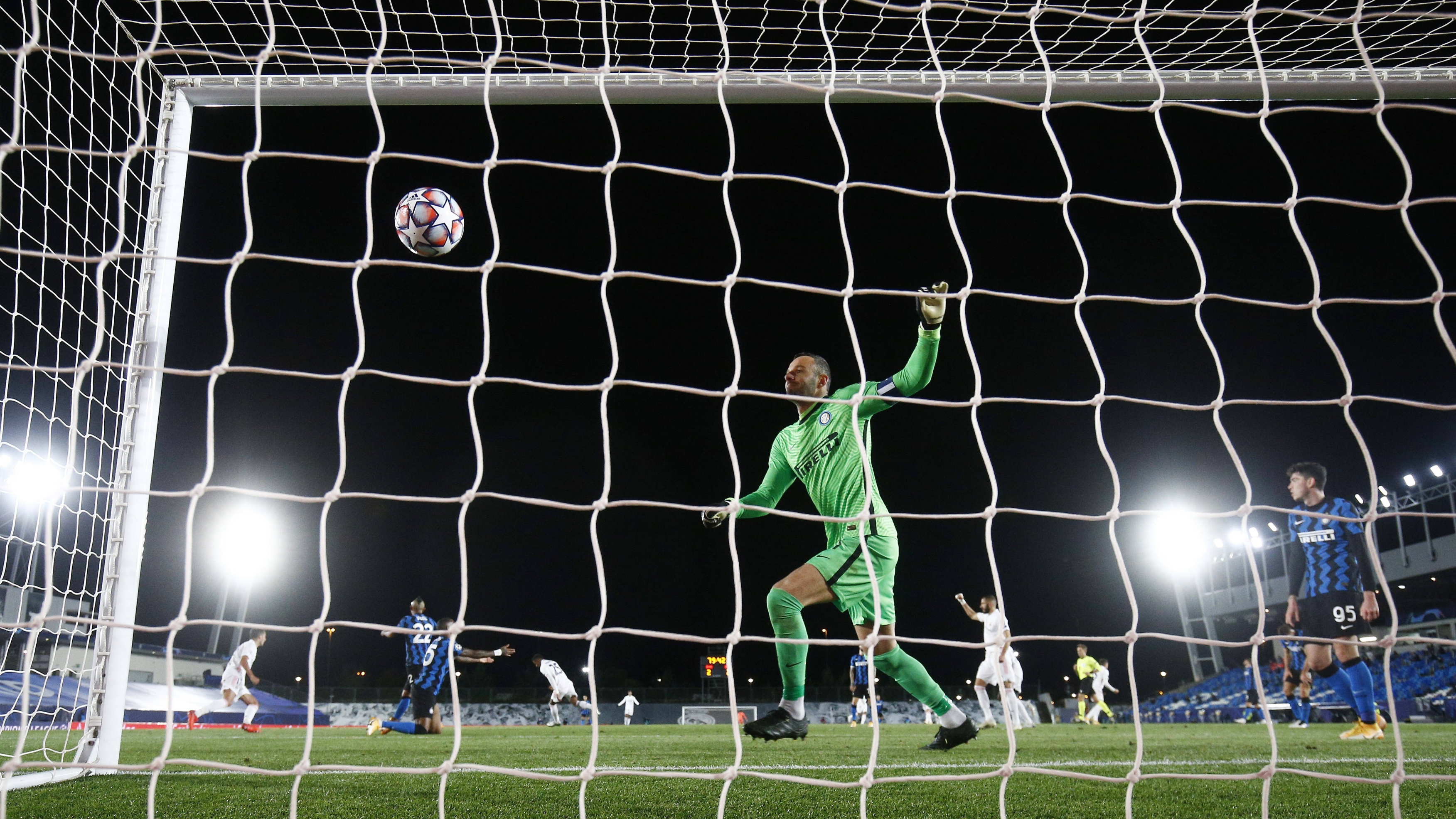 开云体育APP下载-包含AC米兰抢先一步进球，主场击败对手的词条