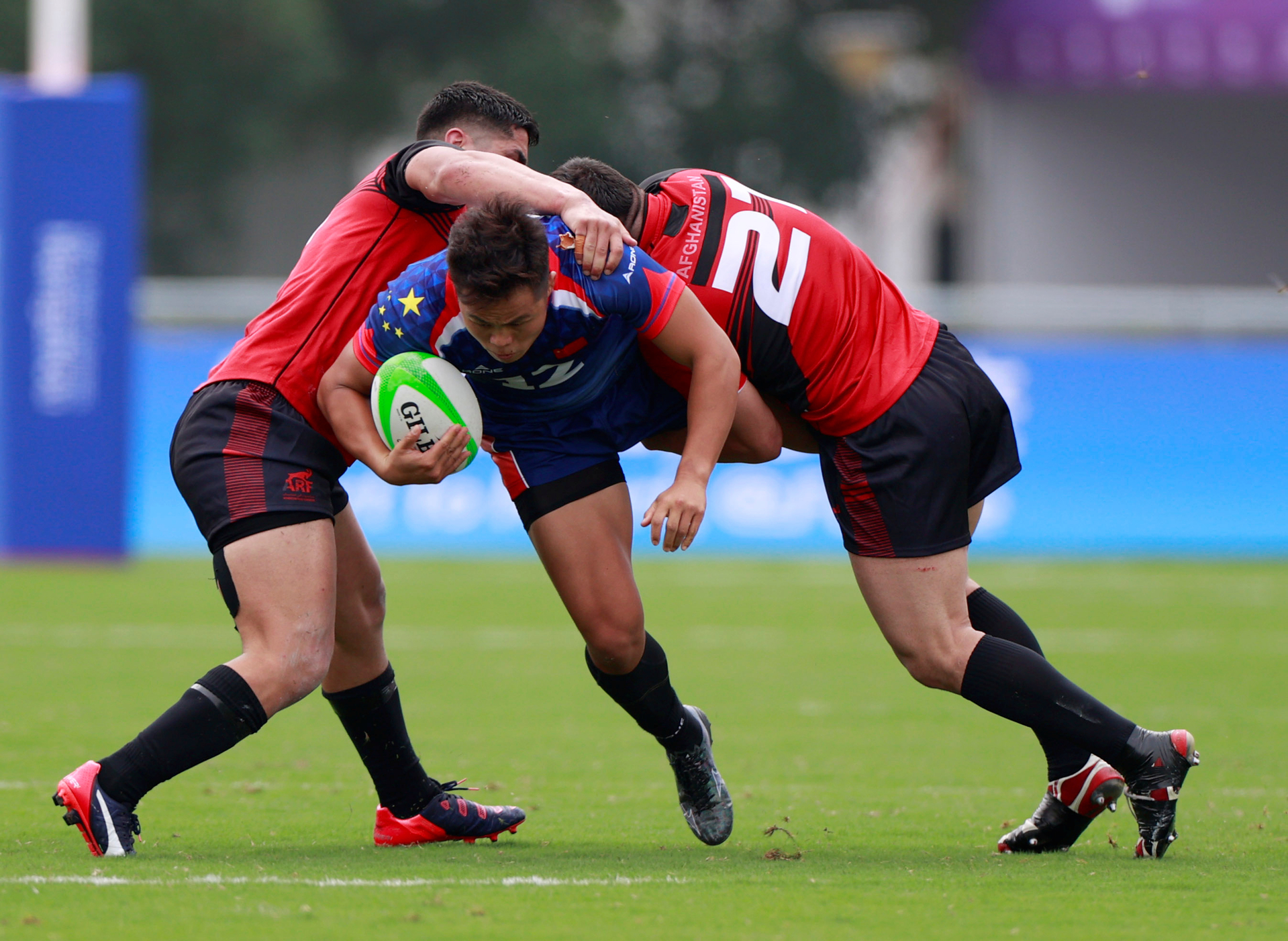 赛场上球员积极拼搏，喜获胜利而归