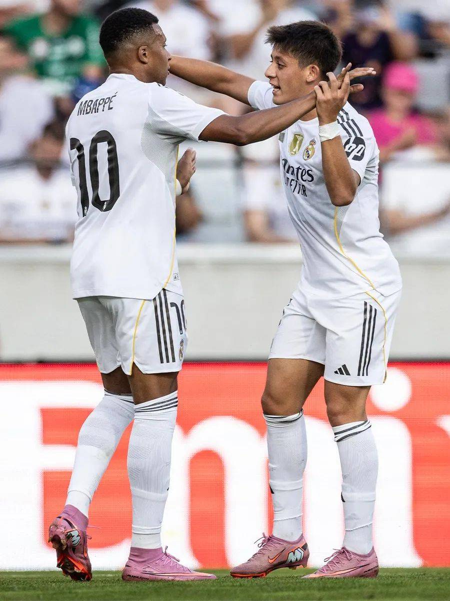 包含阿贾克比亚主场击败奥萨苏纳，豪取三分的词条