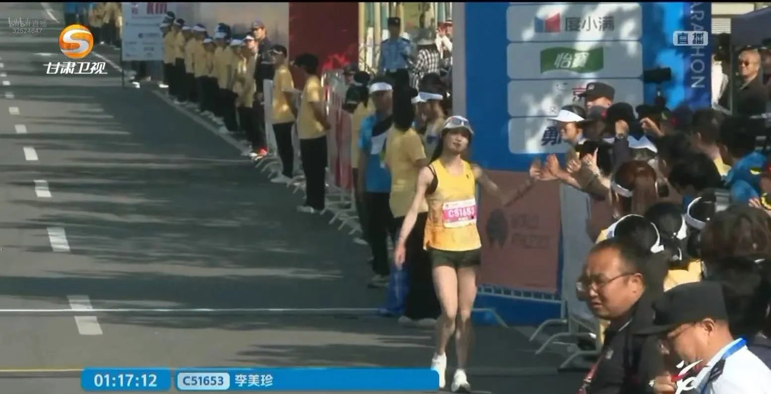 运动员们在比赛中发挥出色，获得了教练和观众的一致好评