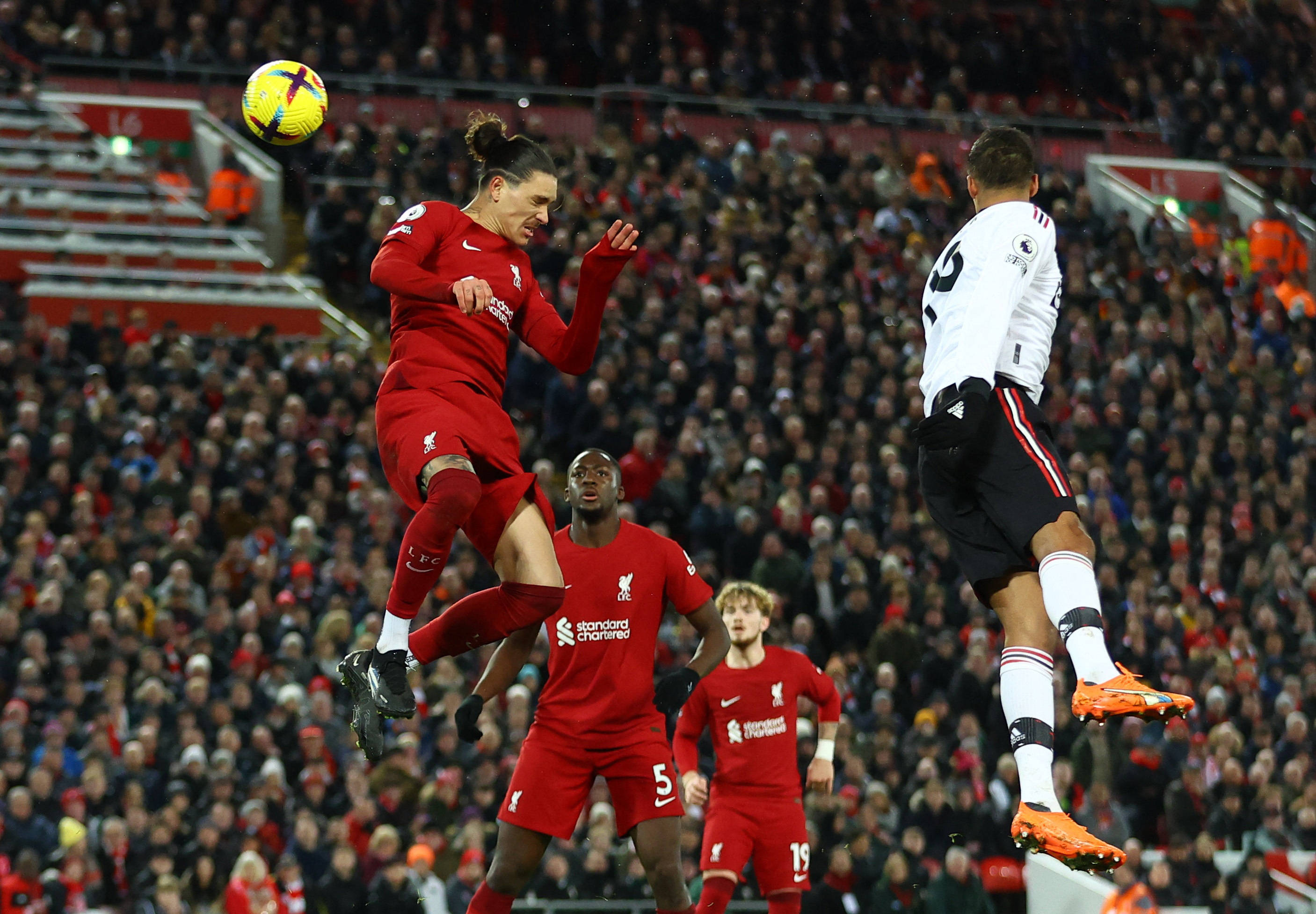 开云体育app-萨里送礼住手助威，曼联主场大胜