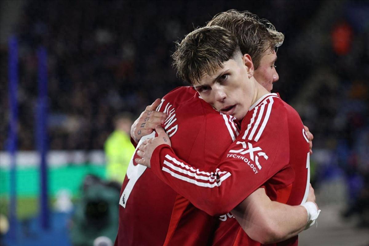 萨里送礼住手助威，曼联主场大胜