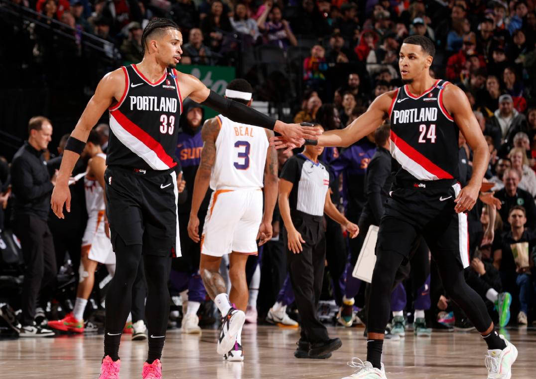 开拓者连胜两场晋级季后赛