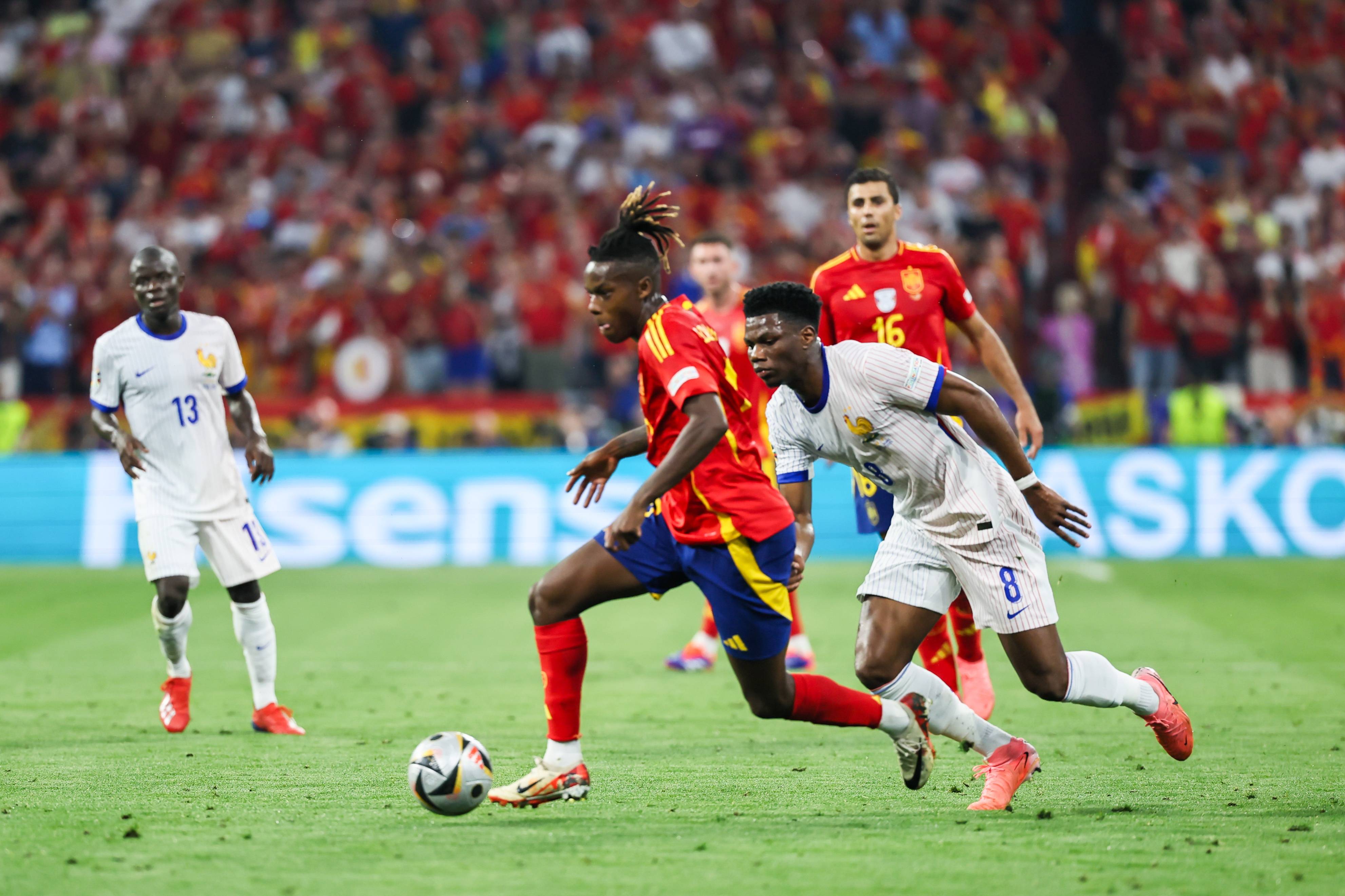 欧洲杯大胜在望，强队连胜晋级