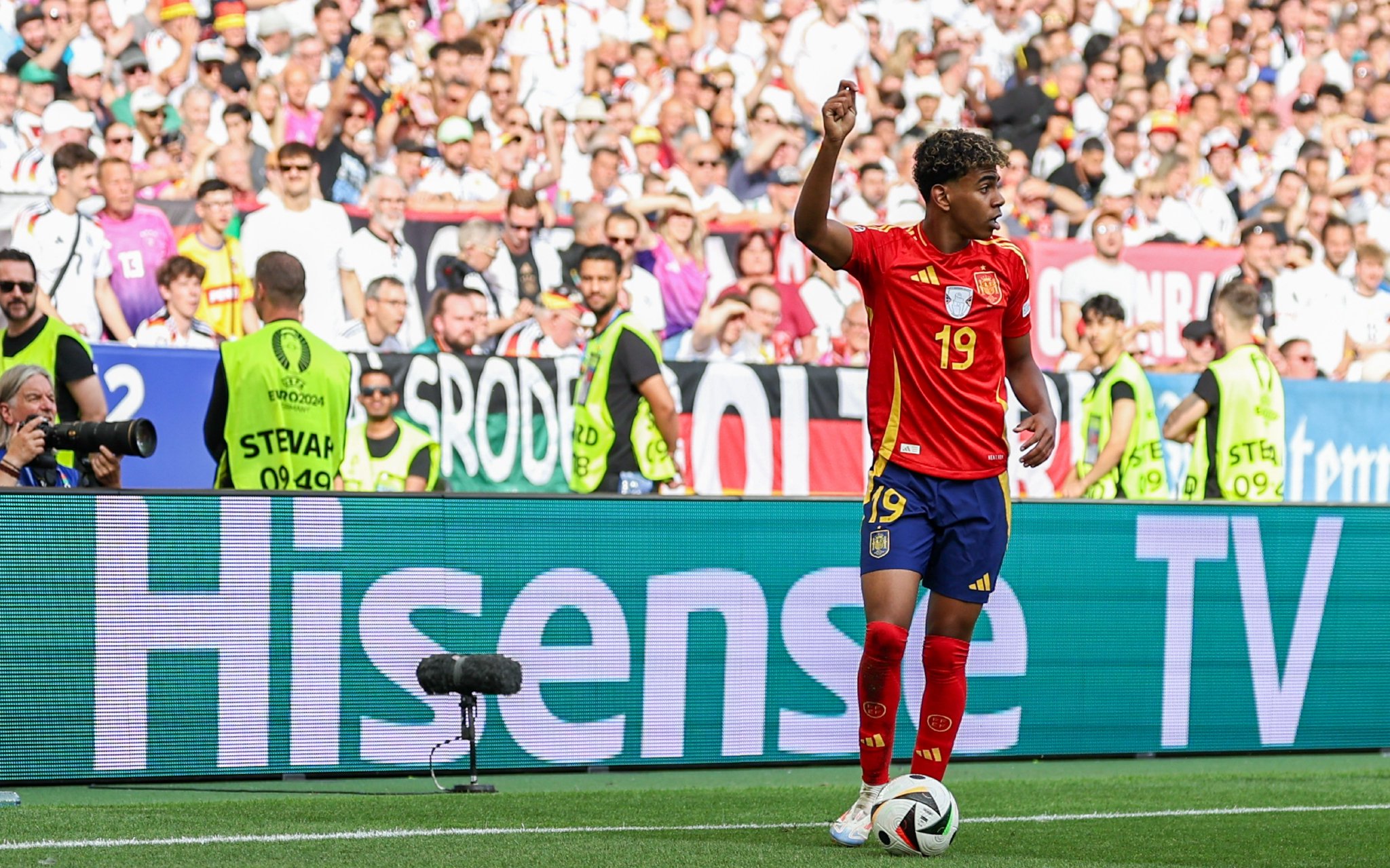 欧洲杯资格战，焦点对决引人瞩目