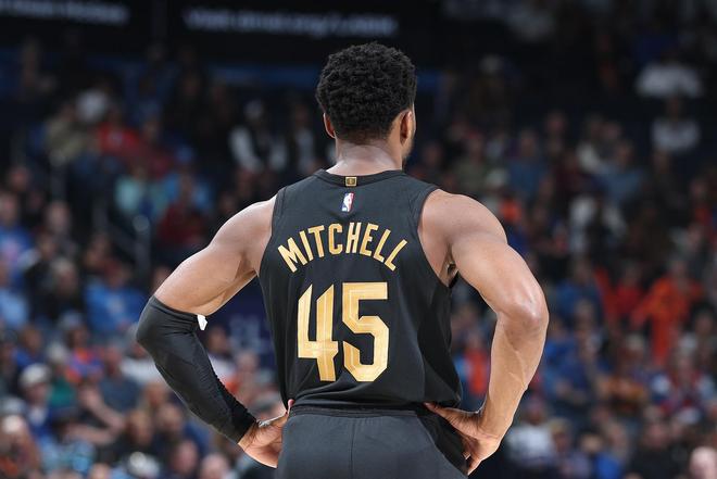 雷霆轻取上海队，米切尔点燃赛场