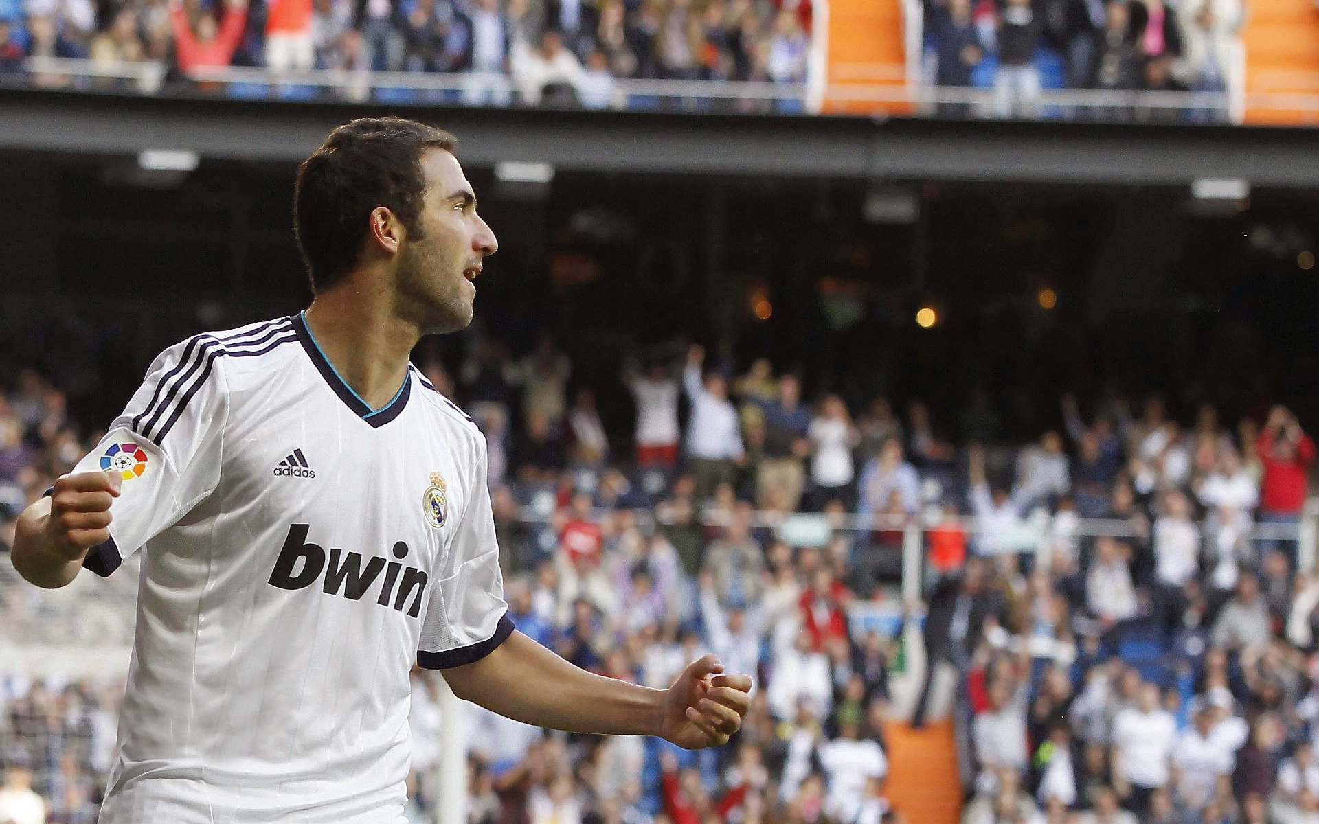 地球两端的两场篮球风暴,团队的单节席卷与个体的持续绞杀